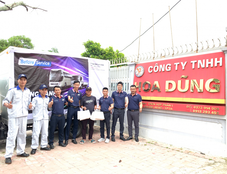 Tặng quà tại nhà xe Hoa Dũng